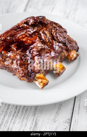 Grillen Sie Schweineribs auf dem weißen Teller Stockfoto