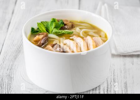 Hühnerramen mit Shiitake-Pilzen und Nudeln Stockfoto
