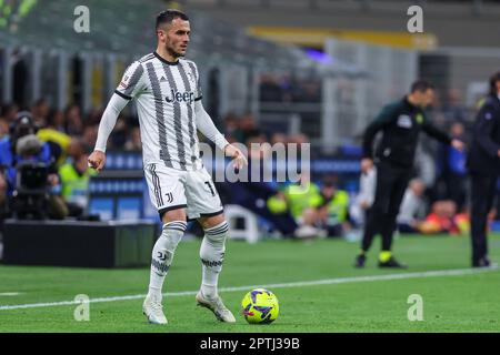 Mailand, Italien. 26. April 2023. Filip Kostic vom FC Juventus in Aktion während des Coppa Italia 2022/23 Semi Final 2. Leg Fußballspiels zwischen dem FC Internazionale und dem FC Juventus im Giuseppe Meazza Stadium, Mailand, Italien am 26. April 2023 Kredit: Independent Photo Agency/Alamy Live News Stockfoto