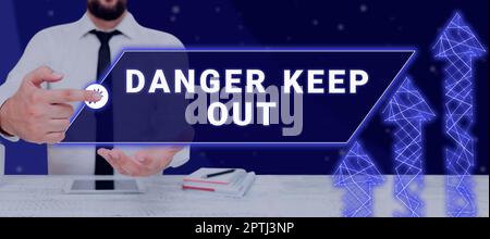 Handgeschriebenes Schild Gefahr halten, Geschäftsansatz Warnung Einschränkung verboten fernhalten Sicherheit beachten Stockfoto