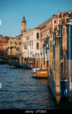 Vertikale Aufnahme der malerischen Lage in Venedig mit alten Häusern und Kanälen an einem sonnigen Frühlingstag. Konzept für Flitterwochen oder Tourismus in Italien. Kopierraum Stockfoto