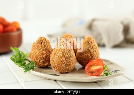 Coxinha de Frango, frittierter brasilianischer Snack mit Hühnchen. Partysnack und beliebtes Street Food Stockfoto