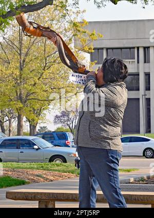 TOPEKA, KANSAS - 23. APRIL 2023 der Gläubige schallt beim Abschluss der TPUSA Faith and Let US Celship Tour im Statehouse einen Schofar Stockfoto