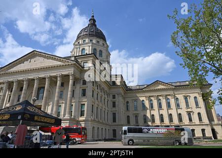 TOPEKA, KANSAS - 23. APRIL 2023 TPUSA Faith and Let US Celship Tour Busse im Statehouse Stockfoto