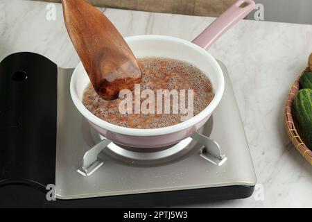 Frittierte Erdnüsse in heißem Öl, Kochverfahren Stockfoto