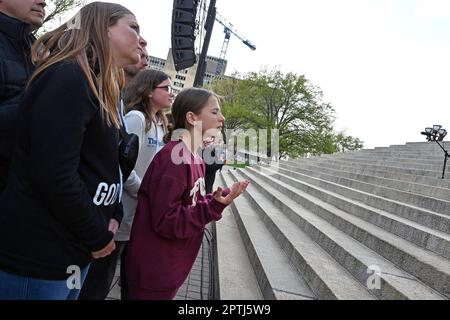 TOPEKA, KANSAS - 23. APRIL 2023: Die Gläubigen erheben ihre Hand, um während des TPUSA-Glaubens Gott zu loben, und lassen Sie uns auf den Stufen des State Capitol-Gebäudes die Gottesanbeter anbeten Stockfoto