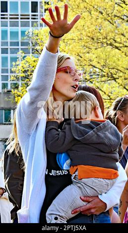 TOPEKA, KANSAS - 23. APRIL 2023: Die Gläubigen erheben ihre Hand, um während des TPUSA-Glaubens Gott zu loben, und lassen Sie uns auf den Stufen des State Capitol-Gebäudes die Gottesanbeter anbeten Stockfoto
