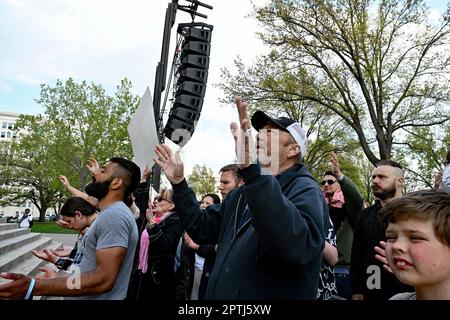 TOPEKA, KANSAS - 23. APRIL 2023: Die Gläubigen erheben ihre Hand, um während des TPUSA-Glaubens Gott zu loben, und lassen Sie uns auf den Stufen des State Capitol-Gebäudes die Gottesanbeter anbeten Stockfoto