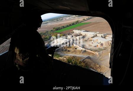 Aktenfoto vom 17. Dezember 11/11, von einem Soldaten, der aus einem Chinook-Hubschrauber über Afghanistan fliegt. Die Minister wurden dafür kritisiert, dass sie sich weigerten, eine Untersuchung über die britische Beteiligung in Afghanistan durchzuführen, einschließlich der Evakuierung, als die Taliban wieder an die Macht kamen. Stockfoto