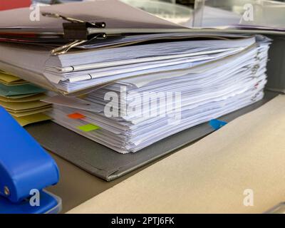 Stapel Von Dokumenten Auf Dem Schreibtisch, Die Auf Ihre Verwaltung Warten. Stockfoto