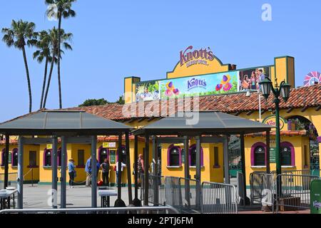 BUENA PARK, KALIFORNIEN - 27. April 2023: Knotts Berry Farm Eingang und Ticketschalter. Stockfoto