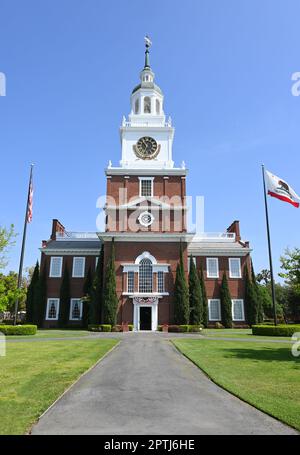 BUENA PARK, KALIFORNIEN - 27. April 2023: Nachbildung der Independence Hall auf der Knotts Berry Farm. Stockfoto