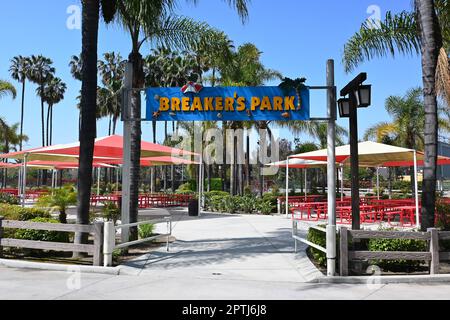 BUENA PARK, KALIFORNIEN - 27. April 2023: Breakers Park, neben Knott's Berry Farm, dieser Veranstaltungsort unter freiem Himmel verfügt über farbenfrohe Überdachungen im Picknick-Stil Stockfoto