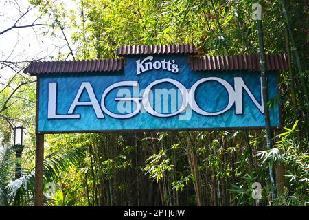 BUENA PARK, KALIFORNIEN - 27. April 2023: Schild an der Knott's Lagoon, einem Veranstaltungsraum mit schattigen Sitzgelegenheiten, Servierstationen für Catering und private Toiletten. Stockfoto