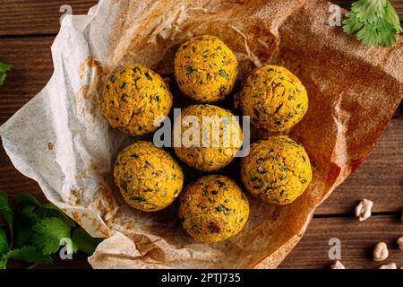 Portion frischer vegetarischer Falafel mit Pita Stockfoto