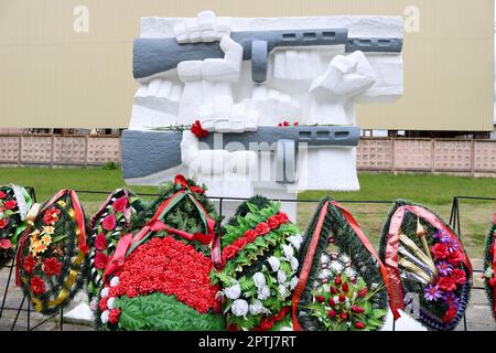 Weiße Steinhände halten Verkaufsautomaten mit Blumen, ein Denkmal der Zeit des Zweiten Weltkriegs, ein großer nationaler Krieg und Kränze. Moskau, Russi Stockfoto