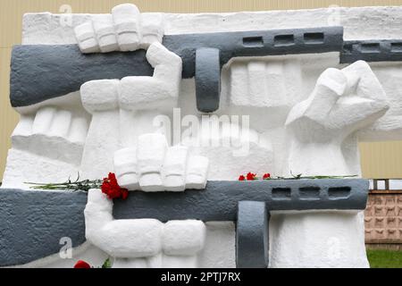 Weiße Steinhände halten Verkaufsautomaten mit Blumen, ein Denkmal der Zeit des Zweiten Weltkriegs, ein großer nationaler Krieg und Kränze. Moskau, Russi Stockfoto