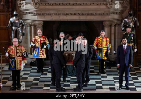 Premierminister Humza Yousaf steht neben dem Stein des Schicksals, auch bekannt als der Stein des Scone, in Edinburgh Castle, bevor der Weitertransport unter dem Krönungsstuhl in Westminster Abbey für die Krönung von König Karl III. Platziert wird Der Stein kehrt zum ersten Mal seit 1996 nach England zurück, um eine Schlüsselrolle bei der Krönungszeremonie zu spielen. Foto: Donnerstag, 27. April 2023. Stockfoto