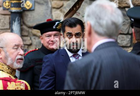 Premierminister Humza Yousaf nimmt an einer Zeremonie für den Stein des Schicksals, auch bekannt als der Stein des Scone, in Edinburgh Castle Teil, bevor der Weitertransport unter dem Krönungsstuhl in Westminster Abbey zur Krönung von König Karl III. Stattfindet Der Stein kehrt zum ersten Mal seit 1996 nach England zurück, um eine Schlüsselrolle bei der Krönungszeremonie zu spielen. Foto: Donnerstag, 27. April 2023. Stockfoto