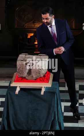 Premierminister Humza Yousaf bewundert den Stein des Schicksals, auch bekannt als der Stein des Scone, in Edinburgh Castle, bevor der Weitertransport unter dem Krönungsstuhl in Westminster Abbey zur Krönung von König Karl III. Platziert wird Der Stein kehrt zum ersten Mal seit 1996 nach England zurück, um eine Schlüsselrolle bei der Krönungszeremonie zu spielen. Foto: Donnerstag, 27. April 2023. Stockfoto