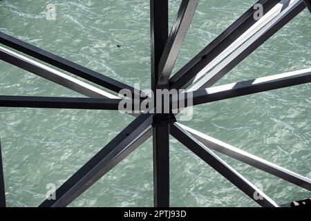 Stahlträger treffen sich in Sternenformation Stockfoto