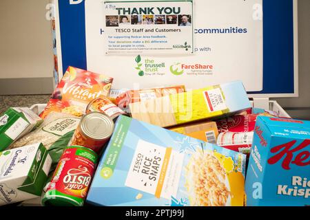 Spenderbox in einem Supermarkt, mit der Kunden Lebensmittel spenden können, die an örtliche Wohltätigkeitsorganisationen der Food Bank für den Vertrieb an Bedürftige gegeben werden Stockfoto