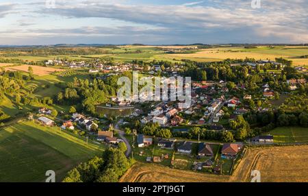 Panorama des mitteleuropäischen Dorfes Puklice, Tschechische Republik. Mitteleuropa Stockfoto