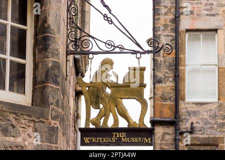 Das goldfarbene Schild hängt vor dem Writers' Museum in der Nähe der Royal Mile, Edinburgh, Lothian, Schottland, Vereinigtes Königreich, Europa Stockfoto