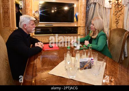 Ukraine. 28. April 2023. Der tschechische Präsident Petr Pavel, Left, und die slowakische Präsidentin Zuzana Caputova, rechts (auf der Zugfahrt abgebildet) kamen am Morgen des 28. April 2023 in Kiew, Ukraine, an. Auf ihrer Tagesordnung stehen unter anderem ein Treffen mit dem ukrainischen Präsidenten Wolodymyr Zelenskiy und ein Besuch einiger Orte, die als Symbole russischer Kriegsverbrechen gelten. Kredit: Karel Capek/CTK Photo/Alamy Live News Stockfoto