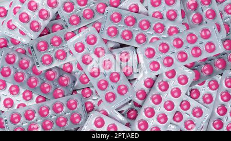 Vollrahmenhaufen rosafarbener Tabletten in Blisterpackungen. Verschreibungspflichtige Medikamente. Schmerzmittel. Pharmazeutische Industrie. Ibuprofen gegen Schmerzen Stockfoto
