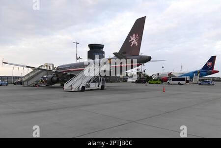 Resov, Polen. 28. April 2023. Auf dem Flughafen in Rzeszow, Polen, werden am 28. April 2023 während der Reise des tschechischen Präsidenten Petr Pavel und des slowakischen Präsidenten Zuzana Caputova nach Kiew, Ukraine, Flugzeuge der tschechischen, linken und slowakischen Regierung gesehen. Auf ihrer Tagesordnung stehen unter anderem ein Treffen mit dem ukrainischen Präsidenten Wolodymyr Zelenskiy und ein Besuch einiger Orte, die als Symbole russischer Kriegsverbrechen gelten. Kredit: Capek Karel/CTK Photo/Alamy Live News Stockfoto
