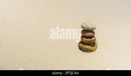 Steine am Strand ausgeglichen. Zen-Steine Meditation und Entspannung. Japanischer Zen-Garten Stockfoto