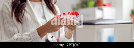 Selbstbewusste Frau mit Nagelmaniküre in Nail Art Studio Stockfoto