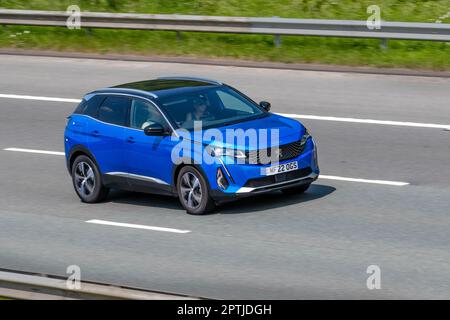 2022 Blue Peugeot 3008 GT Bluehdi S/S Auto 1,5L Bluehdi 130 EAT8 Auto Start/Stop Car SUV Diesel 1500 cm3; Fahrt auf der Autobahn M61, Großbritannien Stockfoto