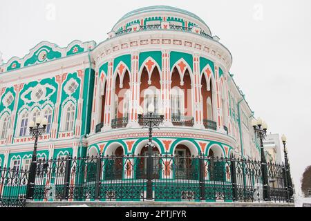 Sevastyanov House auch das Haus der Gewerkschaften in Jekaterinburg in Russland in der Nacht und in der Wintersaison. Es ist ein Palast, der im ersten Viertel von XIX Cen erbaut wurde Stockfoto