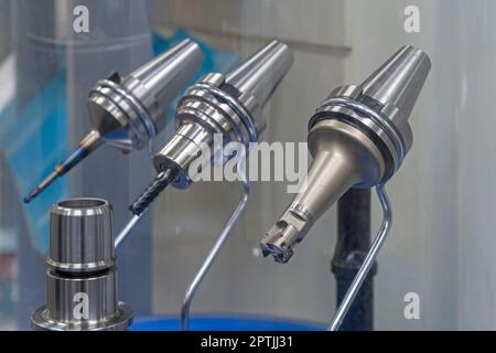 CNC-Werkzeugmaschinen zum Fräsen von Metall im Werk Stockfoto