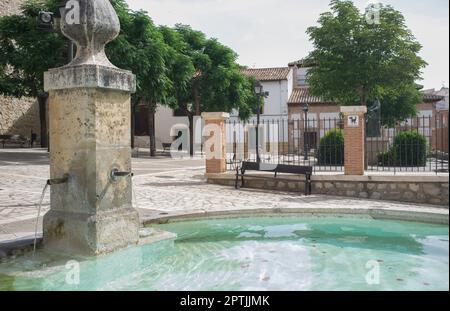 Tielmes, eine wunderschöne kleine Stadt in Las Vegas County, Madrid, Spanien. Ältester öffentlicher Brunnen Stockfoto