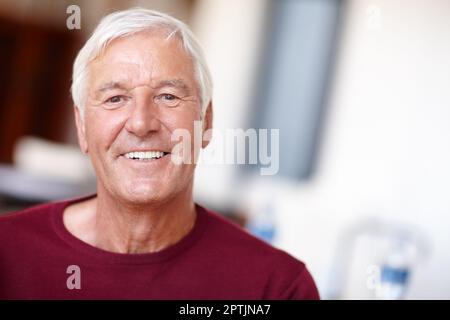 Du bist nur so alt, wie du dich fühlst. Porträt eines glücklichen Seniorenmannes zu Hause Stockfoto