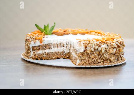 Karottenkuchen auf einem Holztablett. Stockfoto