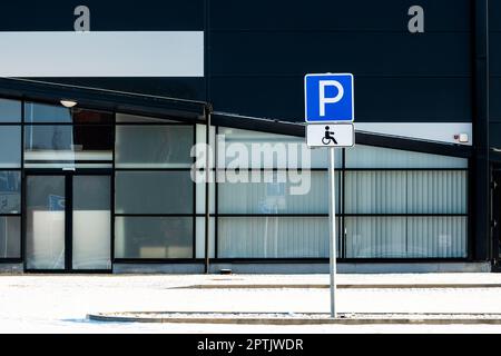 Parkplatz für Rollstuhlfahrer vor dem großen Einzelhandelsgebäude Stockfoto