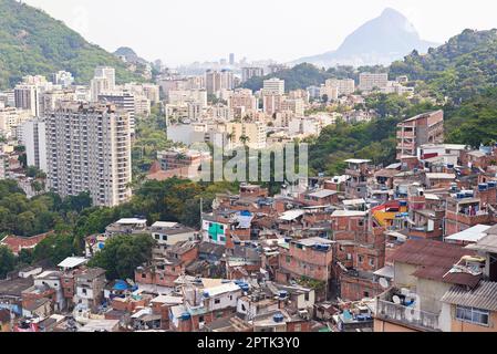 Kontraste in einem Entwicklungsland. Slums an einem Berghang in Rio de Janeiro, Brasilien Stockfoto