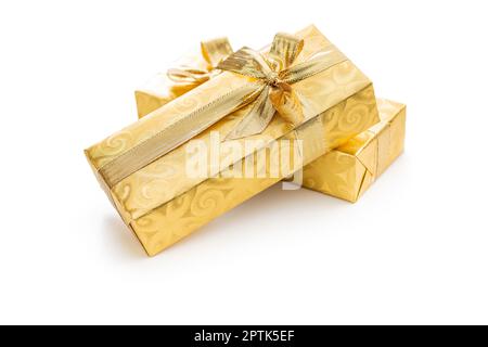 Geschenk in Goldfolie verpackt. Weihnachtsgeschenk mit Goldband isoliert auf dem weißen Hintergrund. Stockfoto