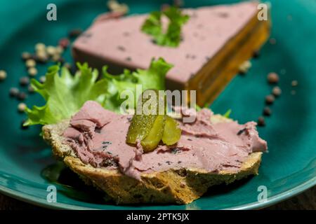 Hausgemachte Terrine auf einem Teller Stockfoto