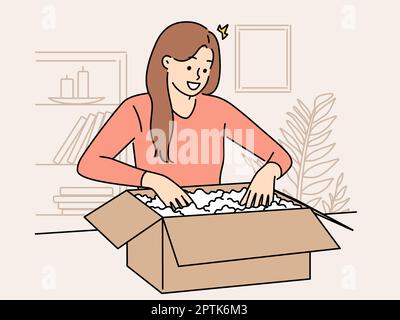 Lächelnde Frau, die zu Hause auspackt. Glückliches Mädchen, offener Pappkarton, Auspacken, Einkaufen im Internet. Vektordarstellung. Stockfoto