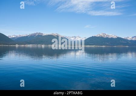 Die südlichste Stadt der Welt. Puerto Williams Stadtbild von Beagle Kanal. Chile Sehenswürdigkeiten Stockfoto