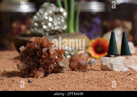 Chakra-Steine mit Aloe Vera-Pflanzen und Räucherkegel auf australischem roten Sand Stockfoto