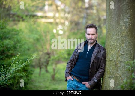 PRODUKTION - 26. April 2023, Hessen, Frankfurt/Main: Schauspieler Wanja Mues bei einem exklusiven Fotoshooting mit der Deutschen Presse-Agentur während der Dreharbeiten der Fernsehserie "ein Fall für zwei". Wanja Mues spielt eine der beiden Hauptrollen in der Serie. Foto: Helmut Fricke/dpa Stockfoto