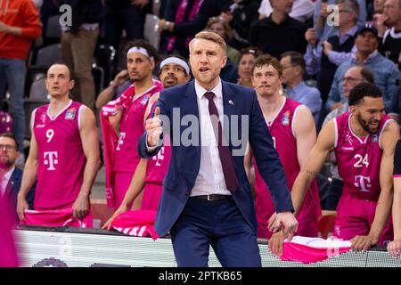 Bonn, Deutschland. 25. April 2023. Cheftrainer Tuomas IISALO (BON, mi.) Macht eine klare Ankündigung, ernsthaft, energisch. Endstand 84:77, Basketball 1. Bundesliga/Telekom Baskets Bonn-ALBA Berlin/BON vs BER/31. Matchday, im TELEKOMDOME, am 25. April 2023 Kredit: dpa/Alamy Live News Stockfoto