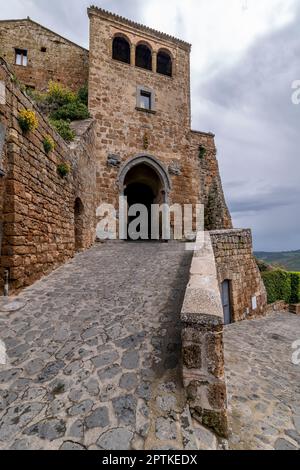 Porta di Santa Maria am Eingang zum Civita di Bagnoregio, Italien Stockfoto