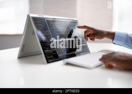 African American Web Developer Programmer. Codierungssoftware Stockfoto